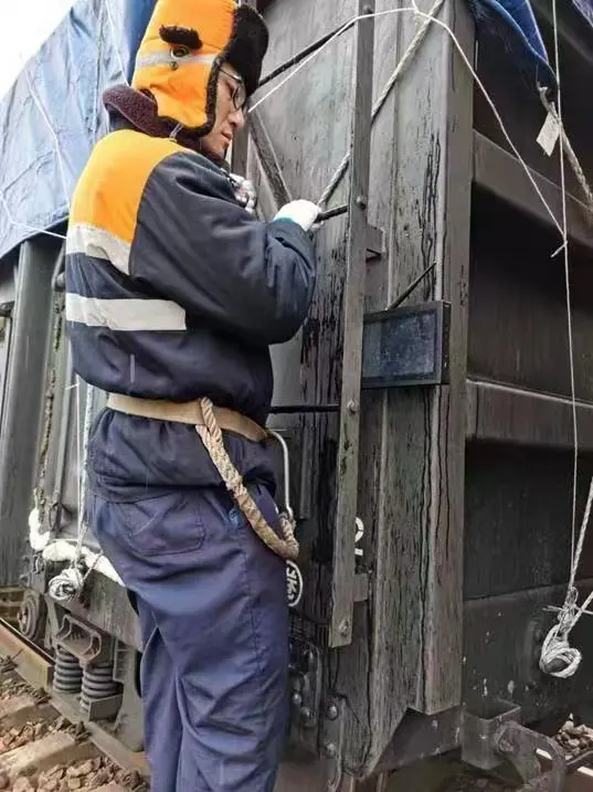 Wrist-worn wireless video transmission transmitter receiver receiving display for train worker 1 Wrist-worn wireless video transmission receiving display for train worker