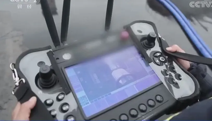 Fire-extinguishing-robot-and-ground-control-station-operated-by-firefighters-3