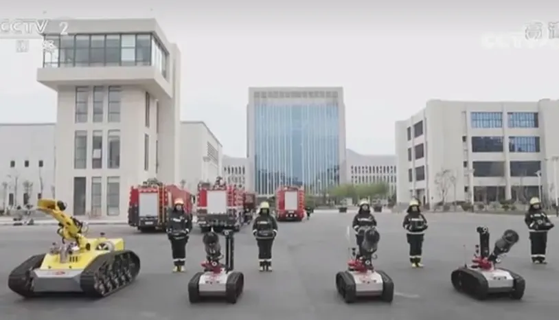 Fire-extinguishing-robot-and-ground-control-station-operated-by-firefighters-4